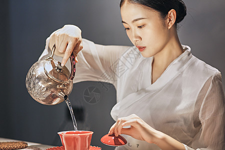 茶艺师倒水烫杯茶道高清图片素材