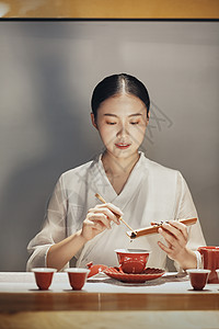 女性泡茶师背景图片