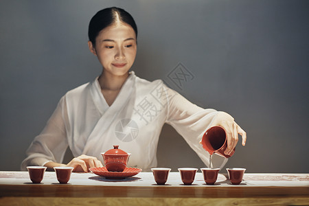 女茶艺师倒茶图片