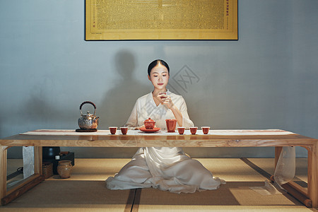 女性泡茶师喝茶背景图片
