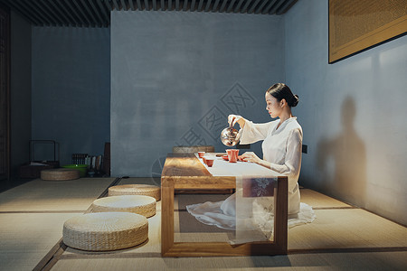 坐垫女茶艺师注水图片