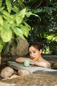 女性泡温泉喝茶图片