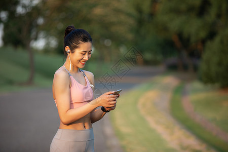 女性户外跑步听音乐活力高清图片素材