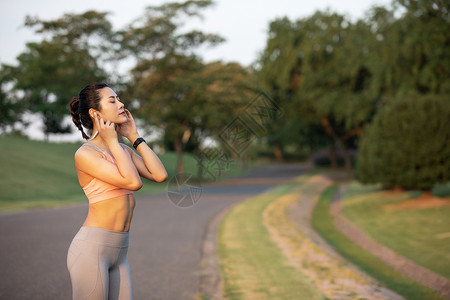 女性户外跑步听音乐人物高清图片素材