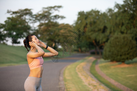 女性户外跑步听音乐健康高清图片素材
