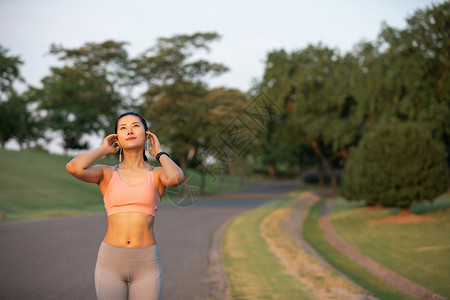 女性户外跑步听音乐减肥高清图片素材