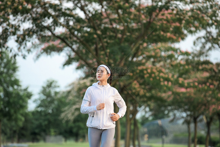 女性户外跑步图片