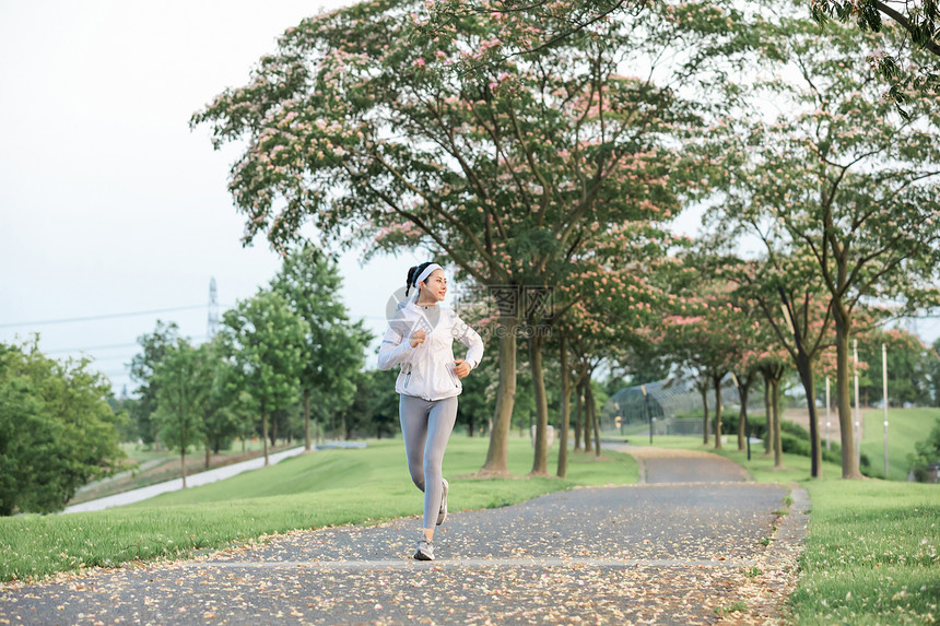 女性户外跑步图片