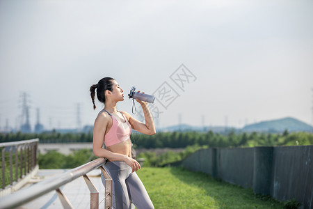 女性户外运动健身喝水图片