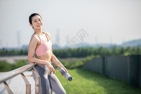 女性户外运动健身喝水图片