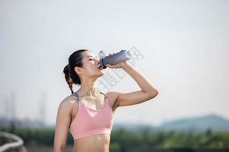 喝水休息女性户外运动健身喝水背景