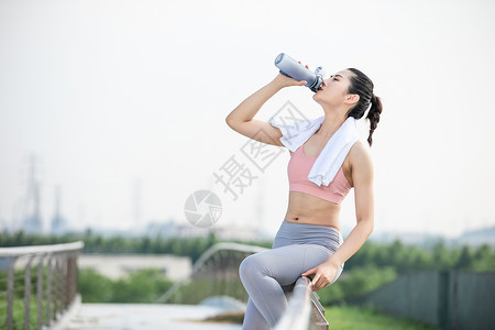 请勿倚靠女性户外运动健身喝水背景