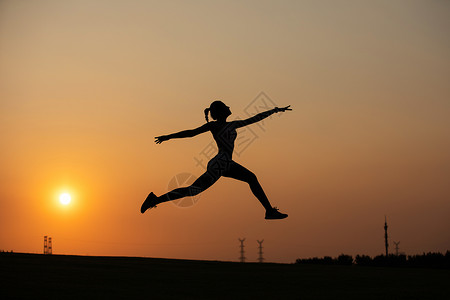 夕阳跳跃瑜伽女性夕阳剪影背景