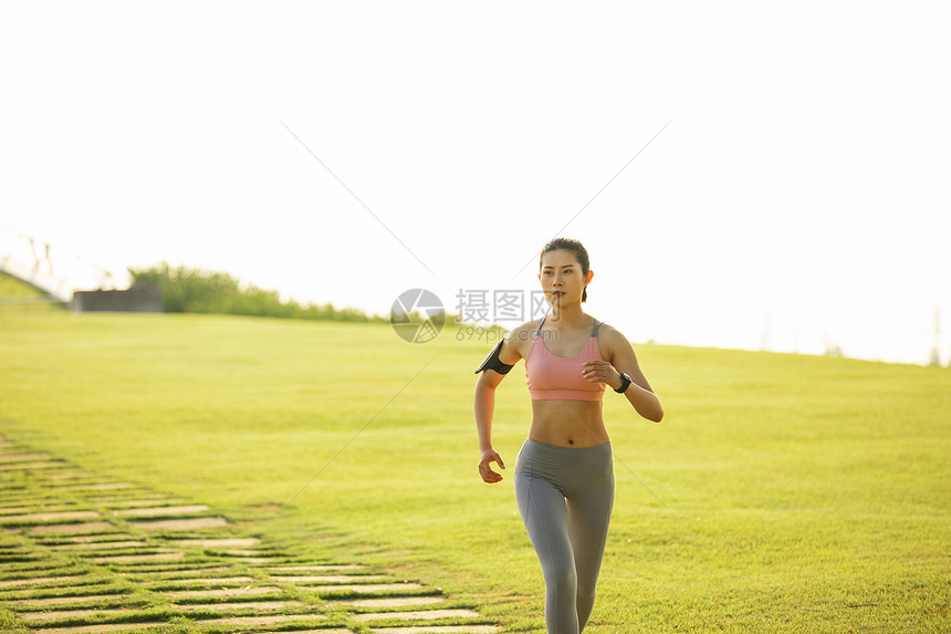 女性户外慢跑图片