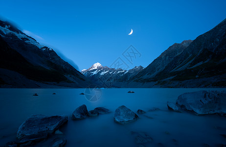 发光的月牙星空银河风光背景