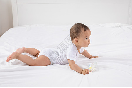 婴儿床上玩耍萌娃高清图片素材