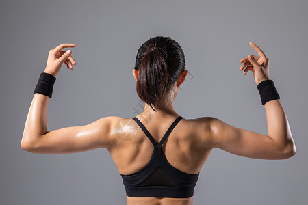 健美身材运动女性背部肌肉背景