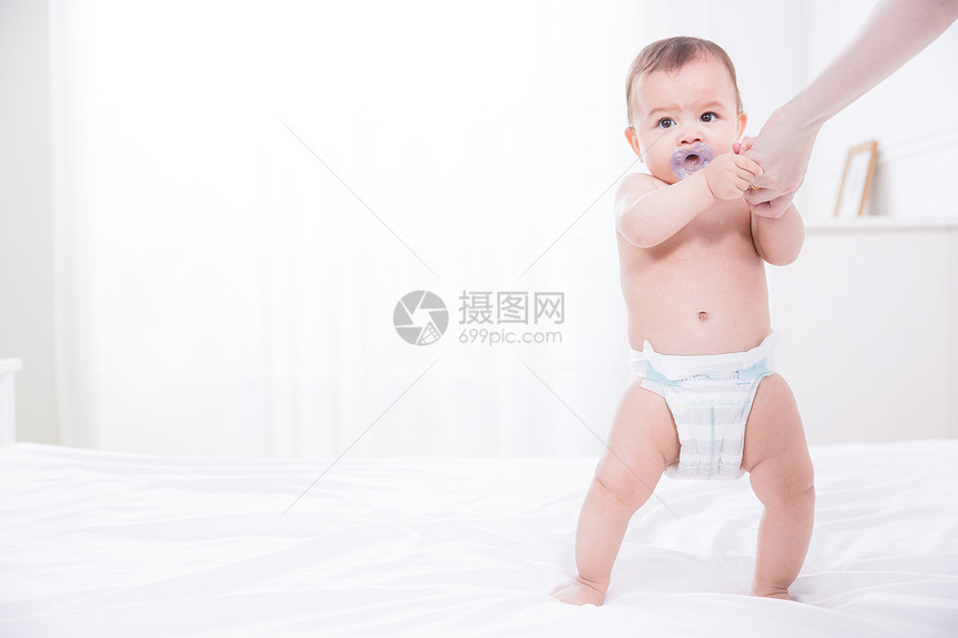 母婴外国婴儿站立图片
