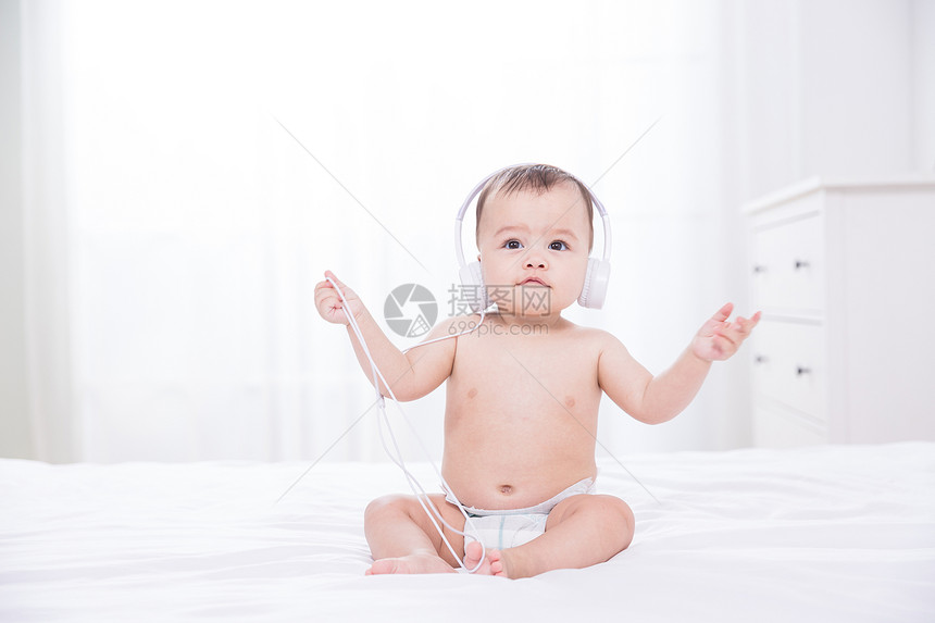 外国婴儿听音乐图片
