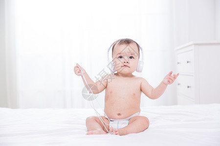 外国婴儿听音乐高清图片