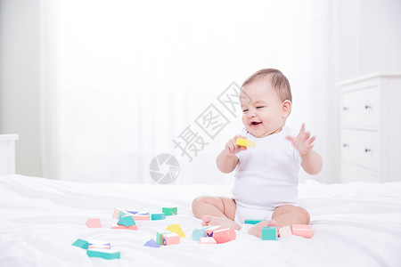 外国婴儿玩积木高清图片