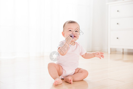 宝宝地板外国婴儿吃奶嘴背景