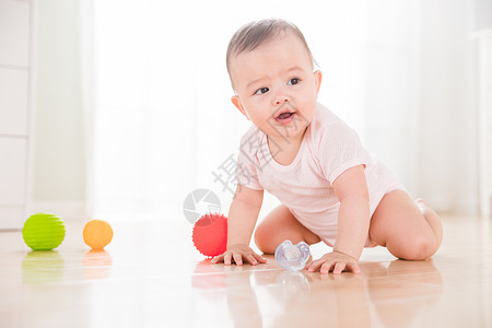 外国婴儿玩感触球背景图片