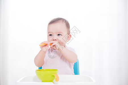 外国婴儿吃辅食背景