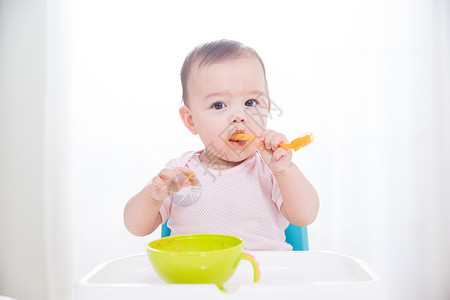 可爱幼儿外国婴儿吃辅食背景