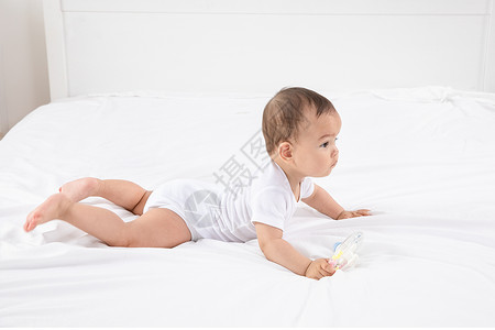 外国婴儿床上玩耍外国宝宝高清图片素材