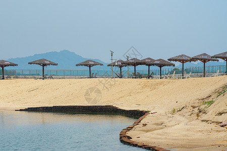 夏天海景沙滩遮阳棚度假村背景图片