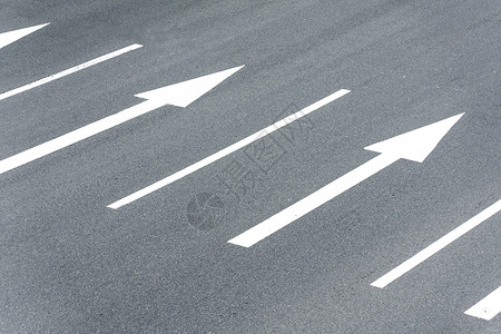 箭头指示马路标识高清图片