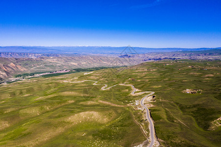 新疆航拍天山草原牧场牧区风光背景图片