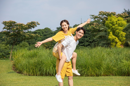 男生背女生浪漫高清图片素材