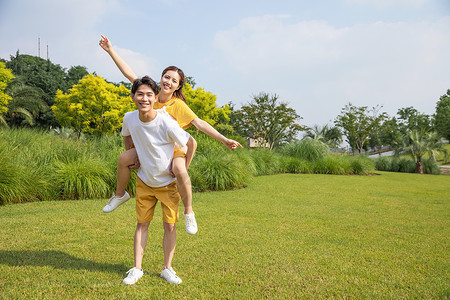 男生背女生约会高清图片素材