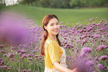 花海少女回头转身换高清图片