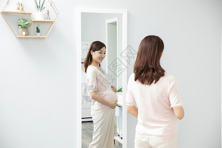 孕妇照镜子希望高清图片素材