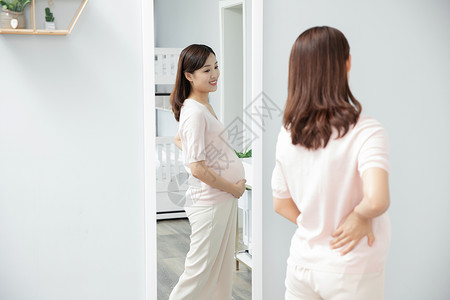 孕妇照镜子图片