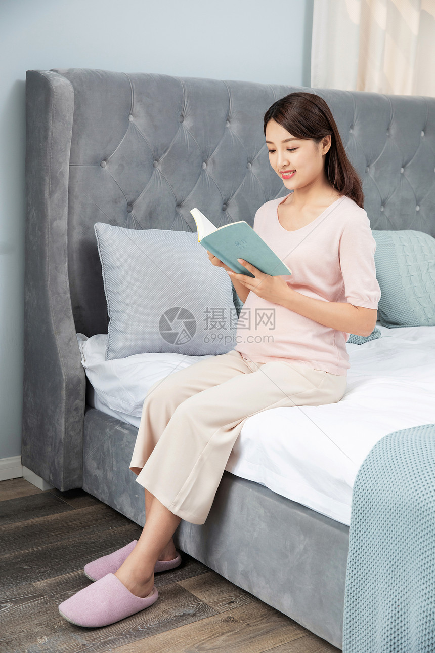 孕妇休闲看书图片
