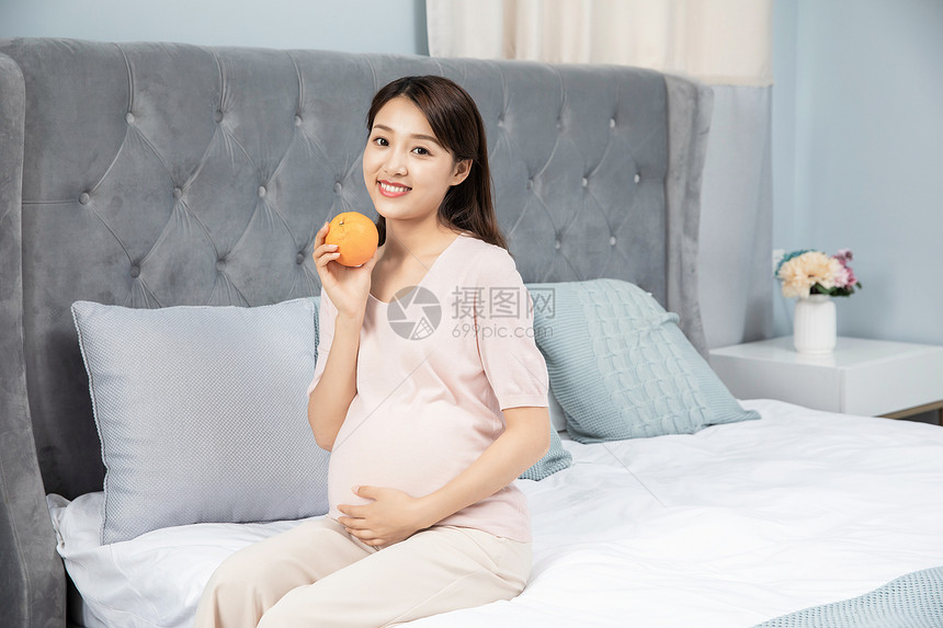 孕妇拿着橙子图片