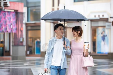 撑伞恋人情侣下雨逛街购物背景