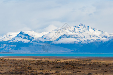 平头哥潘塔哥尼亚高原雪山背景