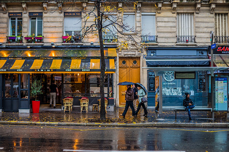 法国雨季街景法国巴黎街景背景
