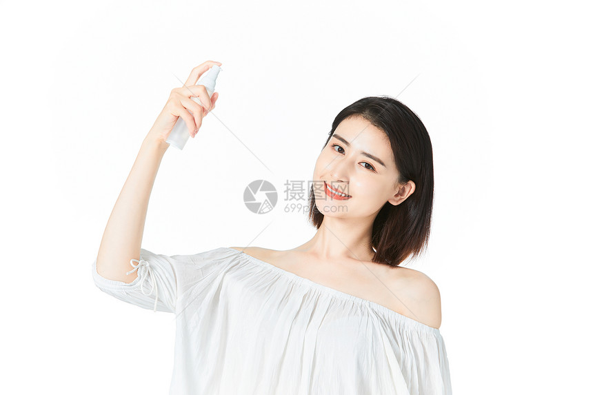 女性使用爽肤水图片