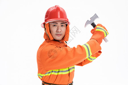 消防员使用消防锤高清图片