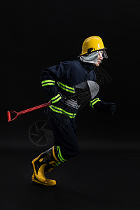 消防员拿铁锹背景图片
