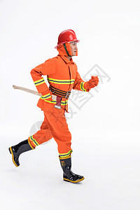 雪服消防员拿着消防斧背景