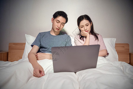 情侣玩电脑夫妻熬夜看电影背景