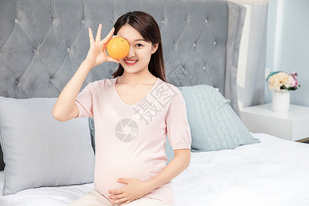 孕妇拿着橙子高清图片