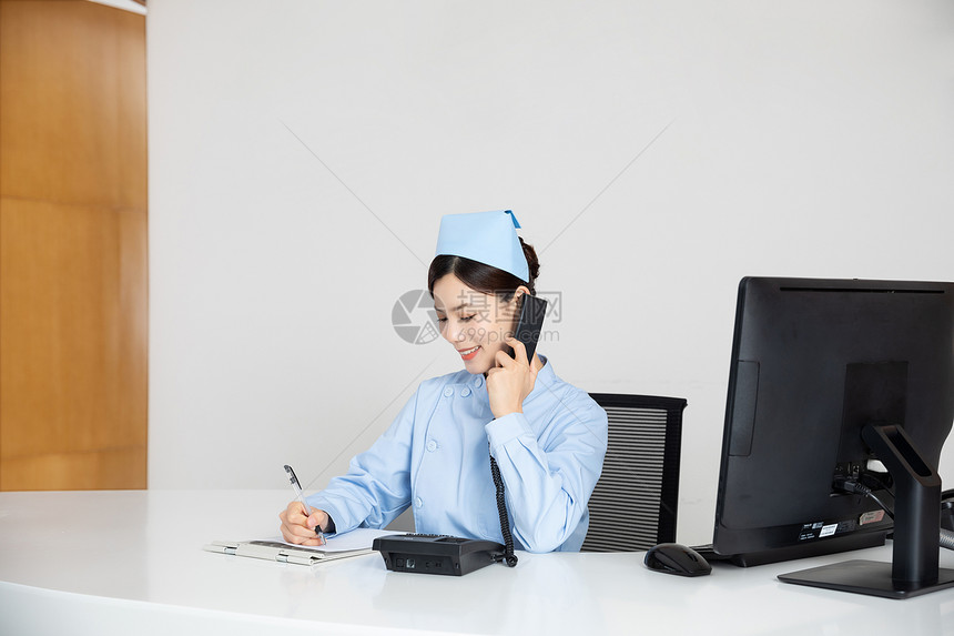 医院前台女护士接电话图片